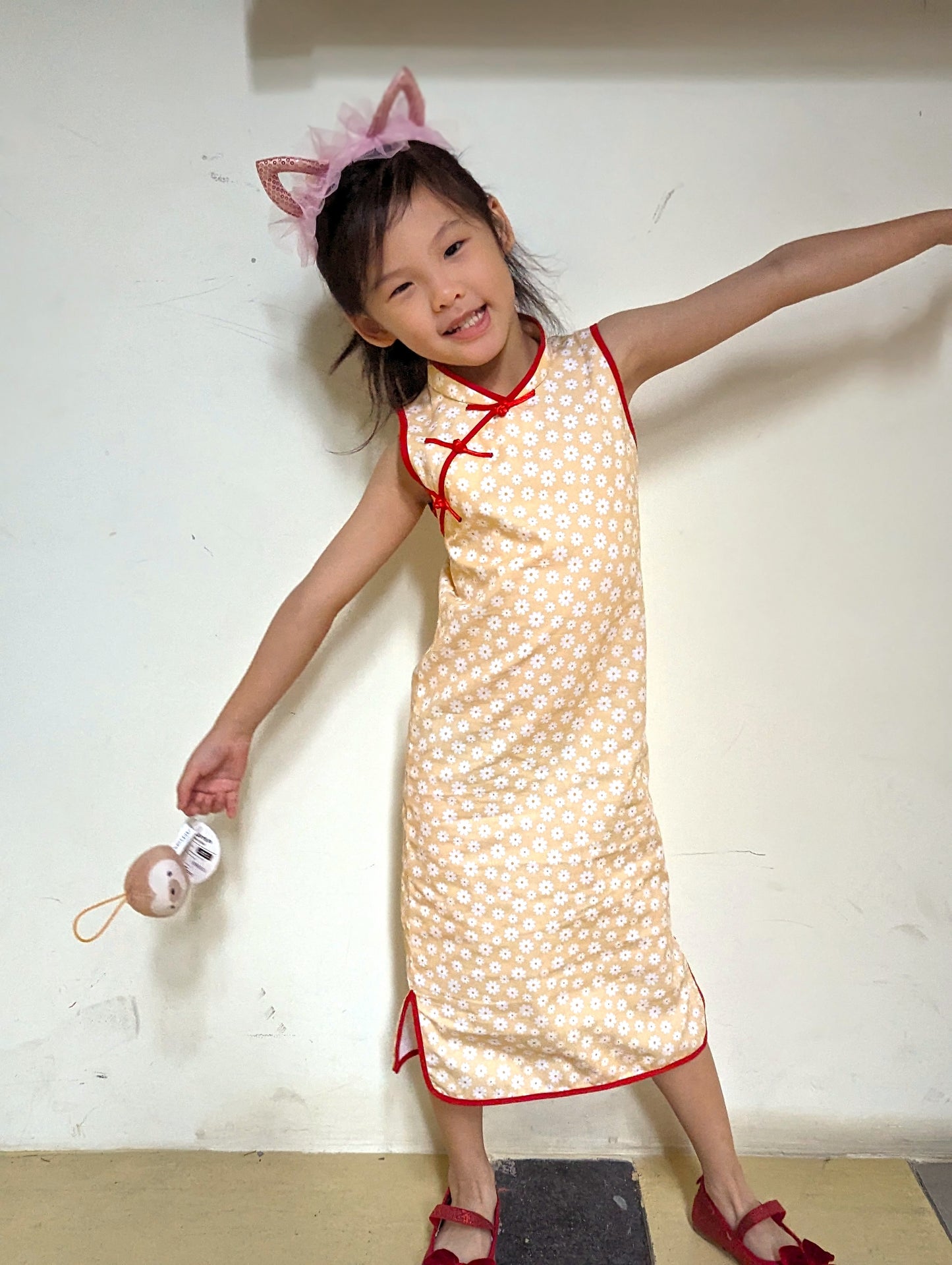 Cotton Twill - White Daisies in Eggnog - 1.5 yard Pre-cut